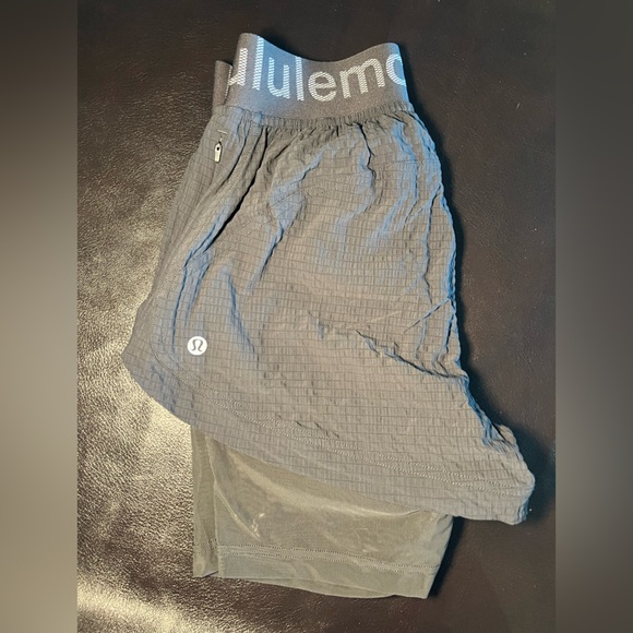 lulu lemon mesh running shorts - Picture 2 of 3